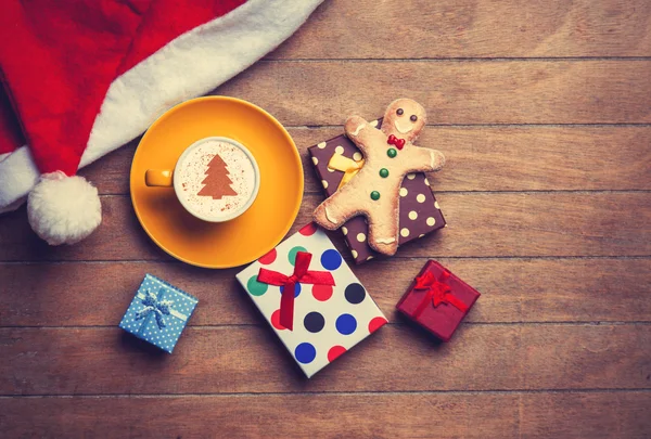 Cappuccino avec pain d'épice homme sur table en bois . — Photo