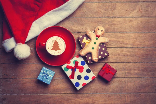 Cappuccino with gingerbread man on wooden table. — Stock Photo, Image