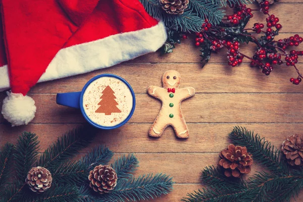 Coffee with gingerbread man on wooden table. — Stock Photo, Image