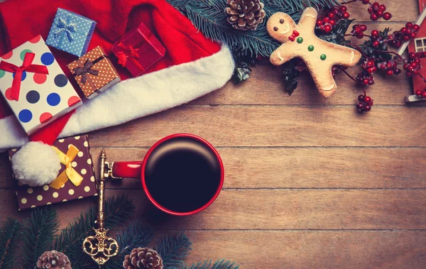 Tasse de café avec branche de pin et cadeaux de Noël sur bac en bois — Photo