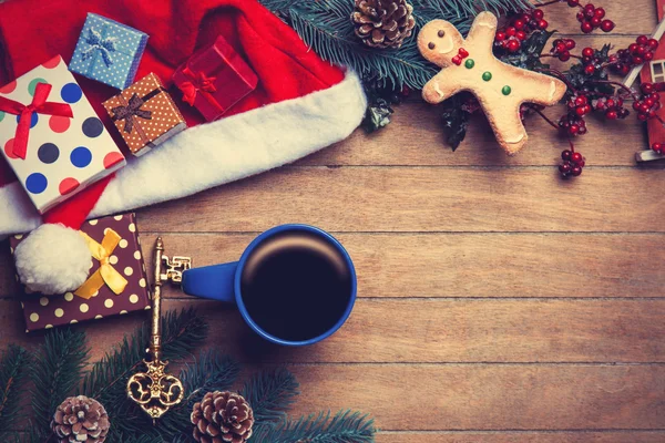 Tazza di caffè con ramo di pino e regali di Natale su bac di legno — Foto Stock