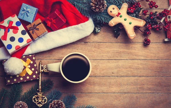 Cup of coffee with pine branch and christmas gifts on wooden bac — Stock Photo, Image