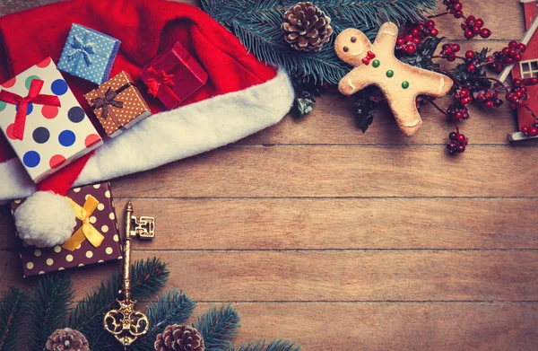 Gingerbread man and christmas hat on wooden table. — Stock Photo, Image