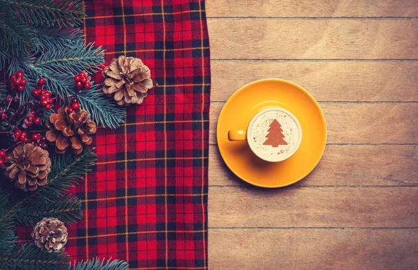 Cappuccino ve çam dalı ile tartan ahşap tablo.