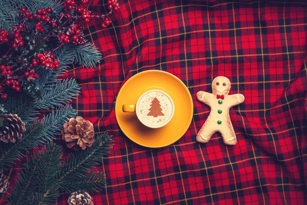 Kapuçino tartan backgr zencefilli kurabiye adam ve çam dalı ile