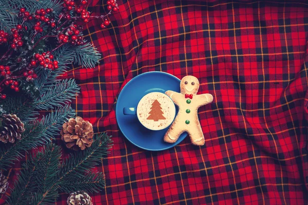 Cappuccino com homem de gengibre e ramo de pinho no tartan backgr — Fotografia de Stock