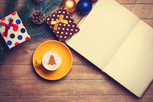 Cappuccino et livre ouvert sur table en bois près des jouets . — Photo