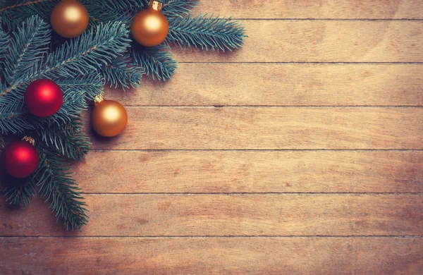 Ramo di albero di Natale con palline giocattolo sul tavolo di legno . — Foto Stock