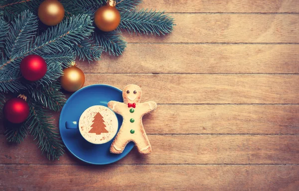 Cappuccino con pan di zenzero e ramo di pino sul tavolo di legno . — Foto Stock