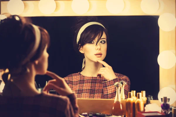 Portret pięknej kobiety w pobliżu lustro — Zdjęcie stockowe