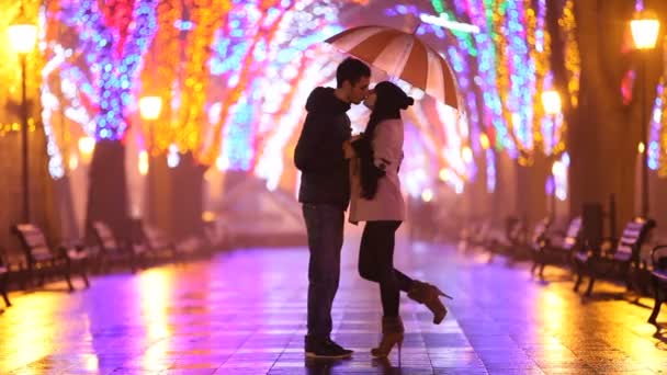 Casal com mala beijando no beco da noite — Vídeo de Stock