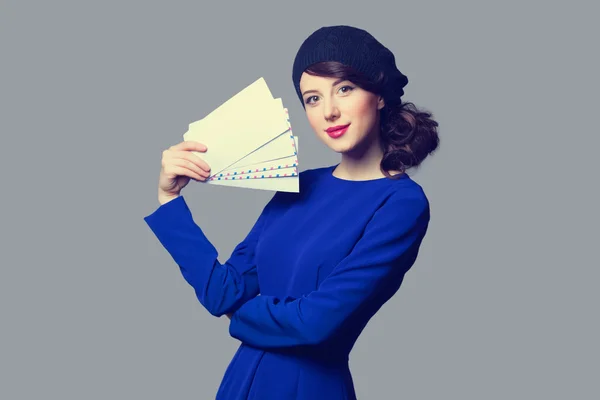 Frauen in blauem Kleid mit Umschlägen — Stockfoto