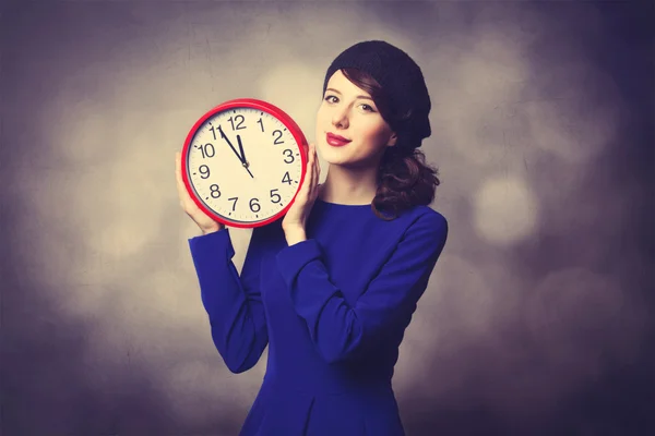 Mujeres en vestido azul con reloj enorme —  Fotos de Stock