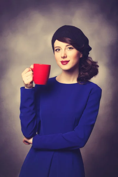 赤いコップと青いドレスの女性 — ストック写真