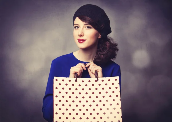 Mujeres en vestido azul con bolsas de compras — Foto de Stock