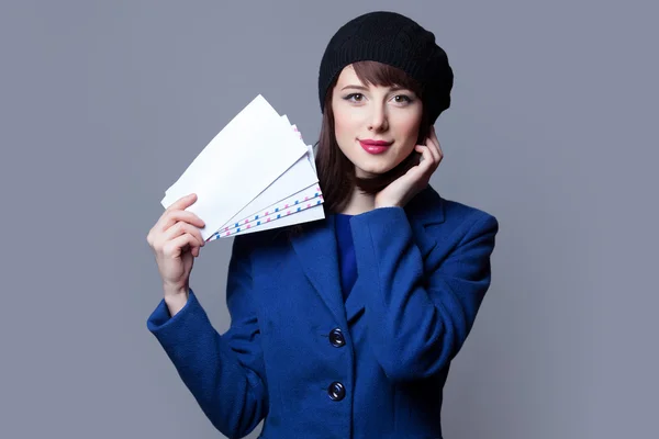 Mulheres em vestido azul com envelopes — Fotografia de Stock