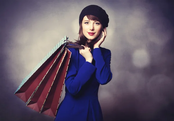 Mujeres en vestido azul con bolsas de compras —  Fotos de Stock