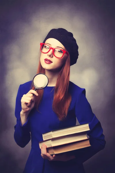 Meisje in blauwe jurk met boeken — Stockfoto