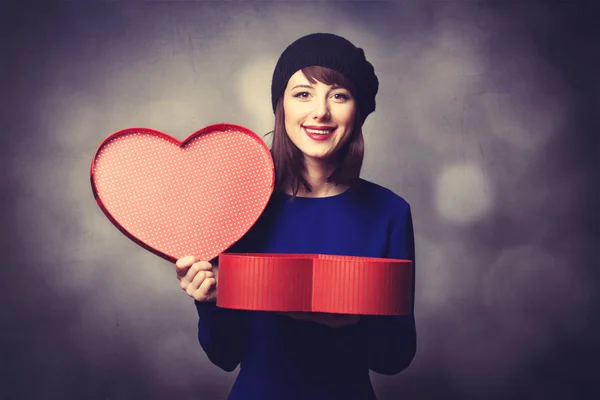 Vrouwen in blauwe jurk met hart vorm gift — Stockfoto