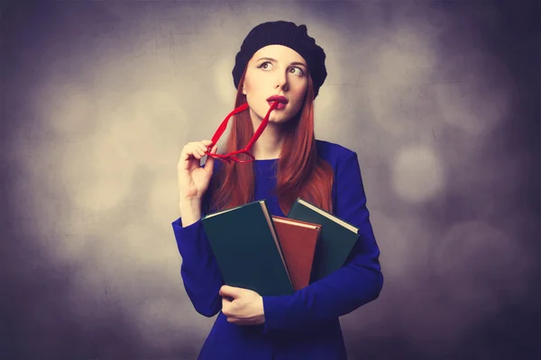 Mädchen im blauen Kleid mit Büchern lizenzfreie Stockbilder