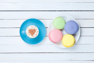 Kapuçino kalp şekli sembolü ve macaron 