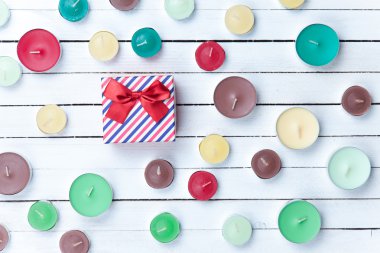 Renkli mumlar ve hediye kutusu