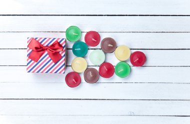 Renkli mumlar ve hediye kutusu