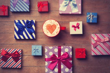 Ahşap arka plan üzerinde Kupası ve hediye kutuları