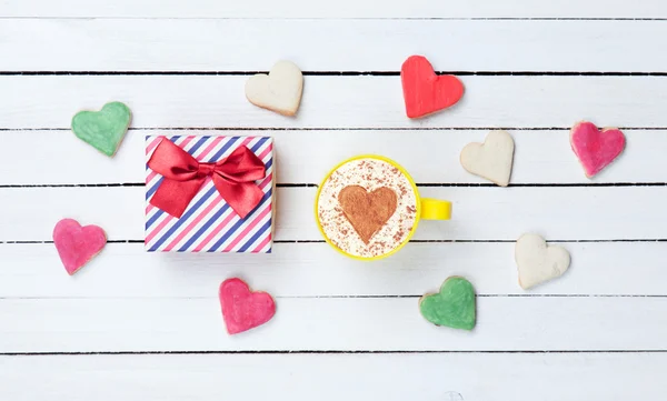 Capuchino, galletas y caja de regalo — Foto de Stock