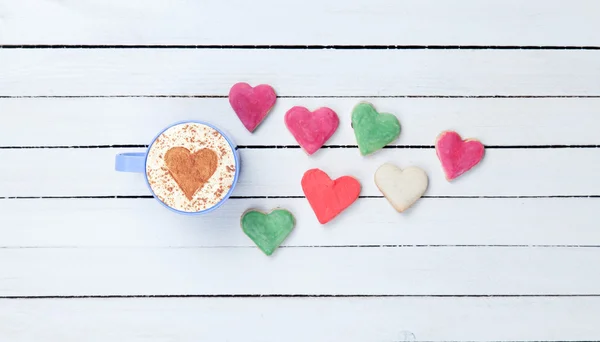 Cappuccino a soubory cookie na bílém stole — Stock fotografie