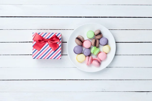 Caja de regalo y macaron —  Fotos de Stock