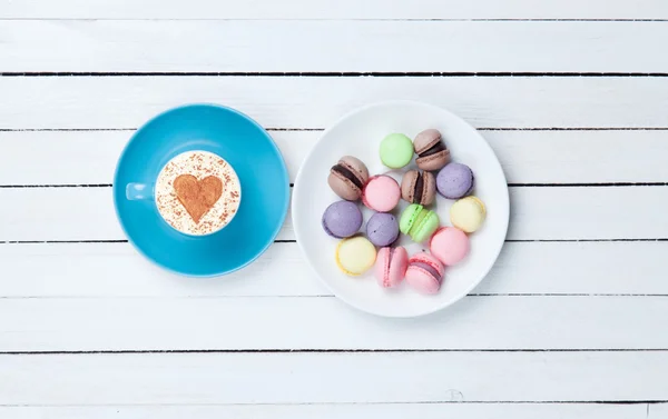 Cappuccino con simbolo a forma di cuore e macaron — Foto Stock