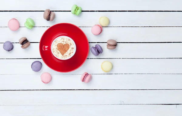 Cappuccino s symbol tvar srdce a macaron — Stock fotografie