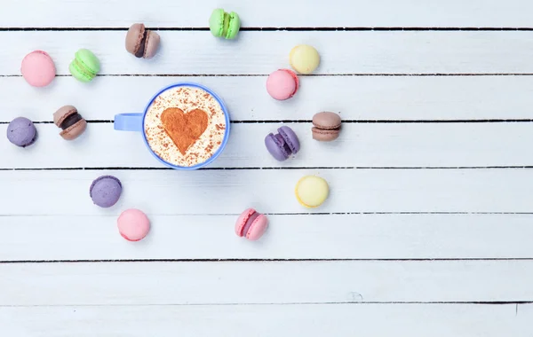 Cappuccino z symbol kształt serca i macaron — Zdjęcie stockowe