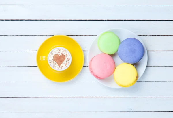 Cappuccino mit Herzsymbol und Macaron — Stockfoto