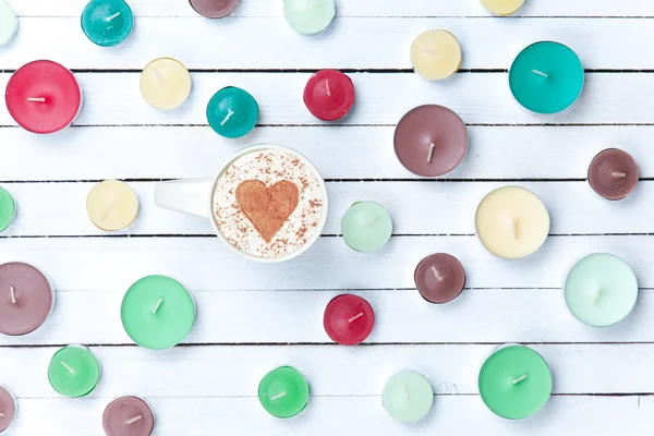 Cappuccino e velas sobre fundo branco — Fotografia de Stock