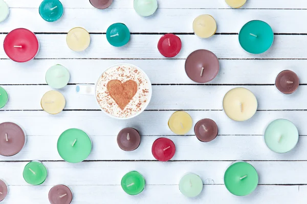 Cappuccino y velas sobre fondo blanco — Foto de Stock