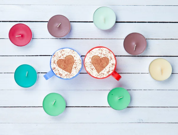 Cappuccino e candele su sfondo bianco — Foto Stock