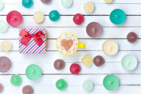 Cup, gift box and candles — Stock Photo, Image