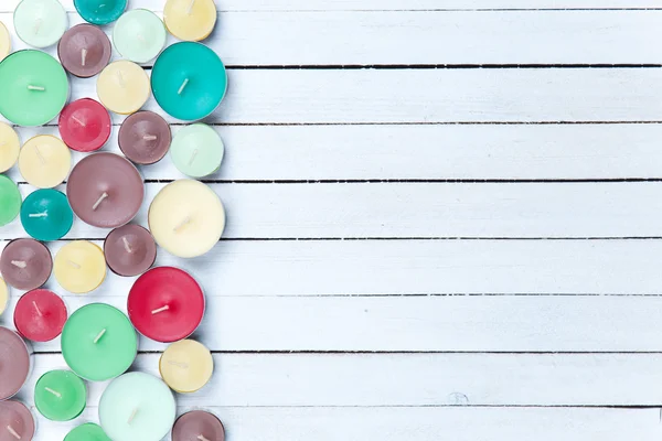 Velas de color sobre fondo de madera blanco —  Fotos de Stock