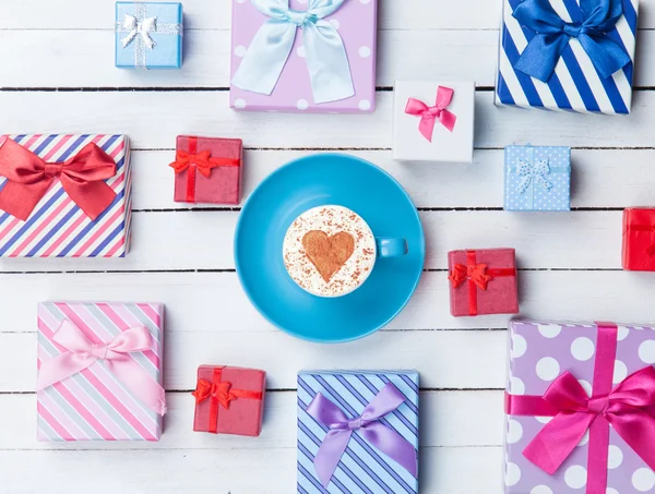 Copa de Cappuccino y cajas de regalo —  Fotos de Stock