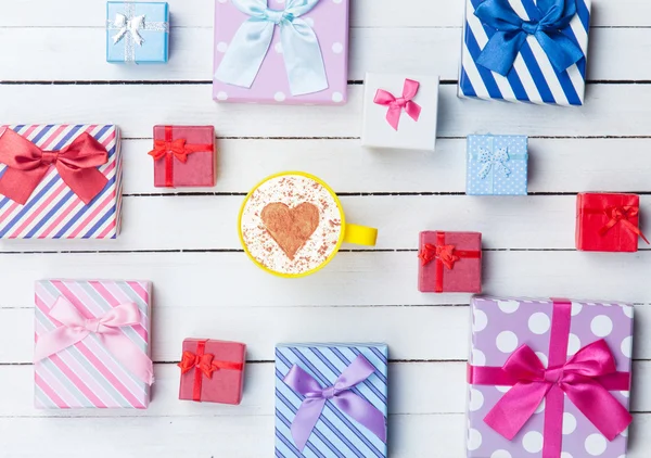 Copa de Cappuccino y cajas de regalo — Foto de Stock