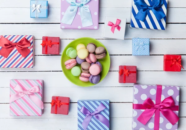 Gift boxes and french macaron — Stock Photo, Image