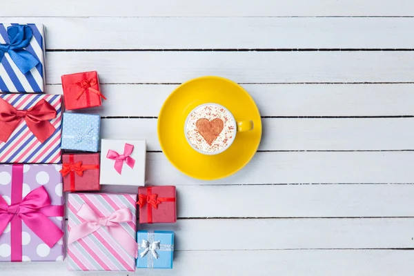 Tazza di Cappuccino e confezioni regalo — Foto Stock