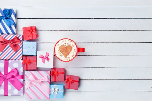 Tasse Cappuccino und Geschenkschachteln — Stockfoto