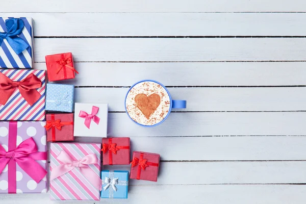 Tazza di Cappuccino e confezioni regalo — Foto Stock