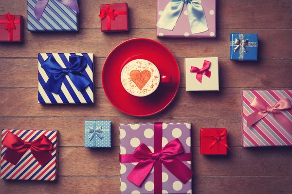 Copa y cajas de regalo sobre fondo de madera — Foto de Stock