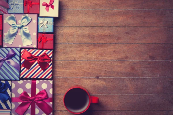 Fincan kahve ve hediye kutuları — Stok fotoğraf