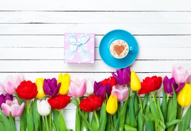 Kapuçino ve hediye kutusu