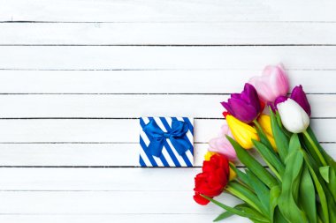 hediye kutusu ve laleler 